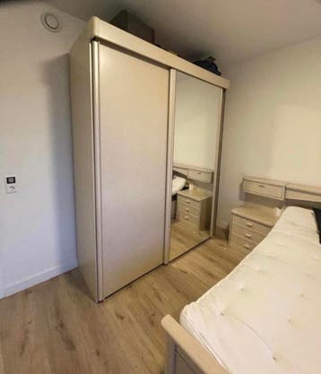 Kledingkast met dubbele deur en spiegel