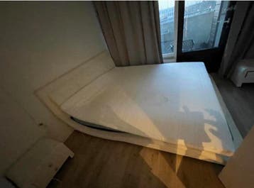 Gratis Tweepersoonsbed met leerachtig bedframe en nachtkastj