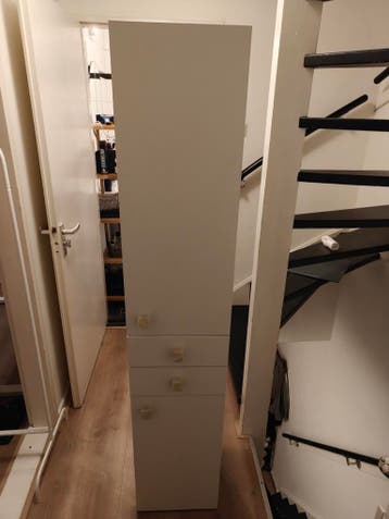 Witte kast met planken en laden (badkamerkast)