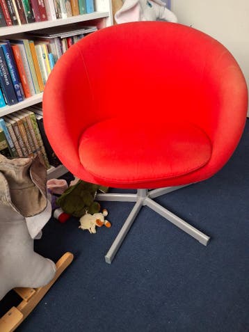 Rood draaibaar kuipstoeltje van Ikea   GRATIS