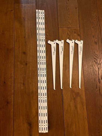 Witte plankdragers en rails voor wandsysteem