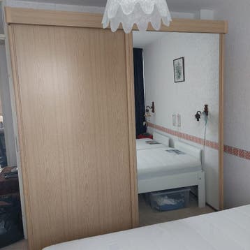 Kledingkast met schuifdeuren en spiegel