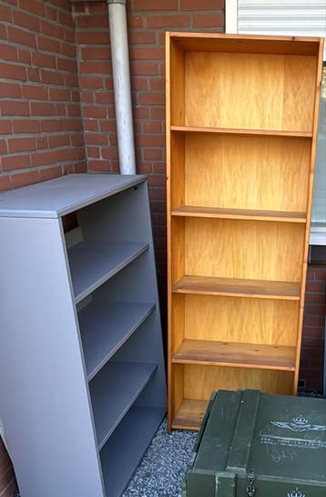 GRATIS AF TE HALEN Twee Boekenkasten: Hout en Grijs