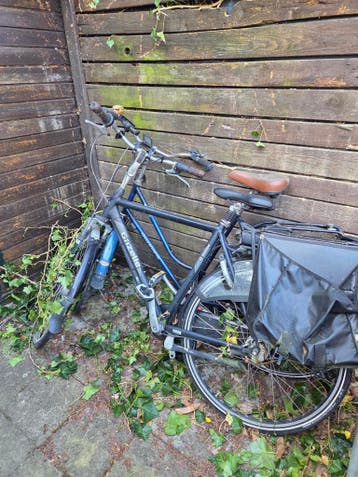 Gratis af te halen: 2 fietsen (blauw en zwart elektrisch)