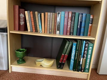 Diverse collectie boeken: romans, encyclopedieën en meer