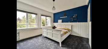 Wit houten bed met hoofdbord en voetbord