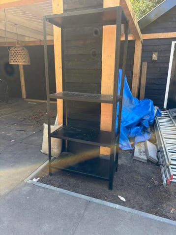 Gratis zwart metalen stellingrek met 3 planken