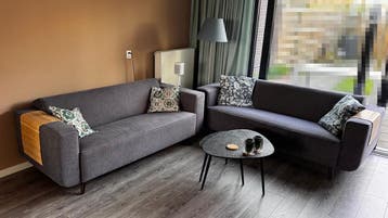 Gratis af te halen: 2 moderne 3-zits banken (200x85x80 cm)