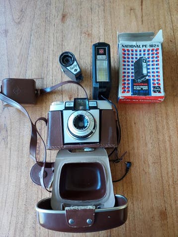 Agfa Isoly 1 camera met National PE-182S flitser