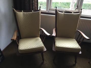 twee armstoelen