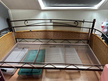 Metalen bedframe met rotan details