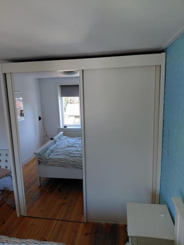 GRATIS kledingkast met veel ruimte.