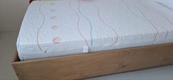 Gratis af te halen: Matras M-line met lattenbodem 90x210