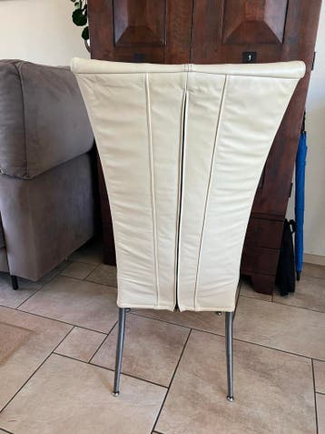 Set van 6 leren eetkamerstoelen en eettafel. Gratis