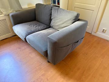 Compacte grijze tweezitsbank