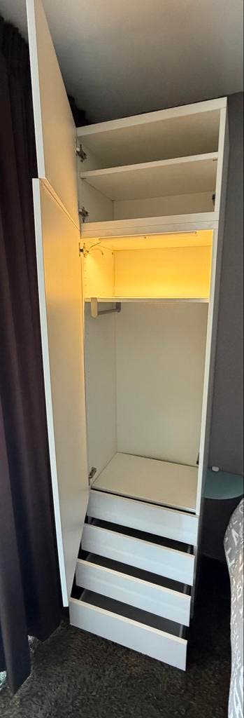 Witte hoogglans kast - 231x60x42 cm - Goede staat