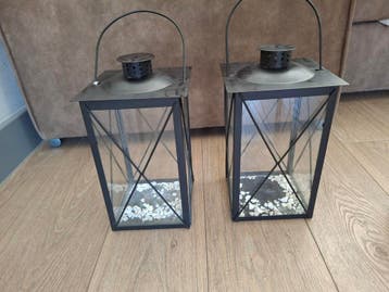 Gratis zwarte lantaarns met glazen ruitjes