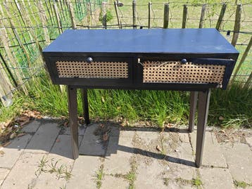 Zwart bijzettafeltje met rotan lades