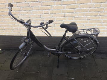 2 damesfietsen (1 elektrisch) – defect / voor oud ijzer
