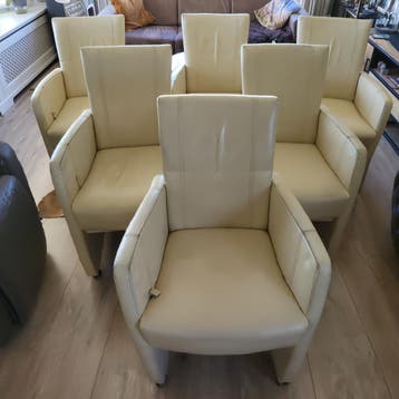 Gratis 6 eetkamerstoelen op wieltjes
