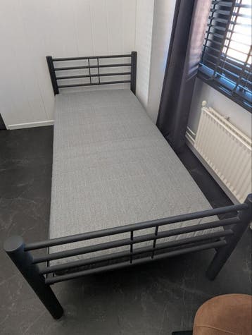 Eenpersoonsbed met lattenbodem (1 lat mist)