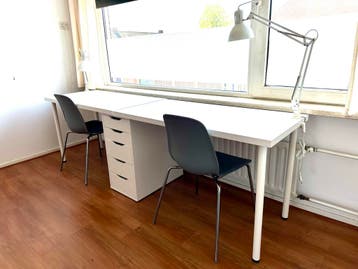 Lang bureau met 2 stoelen en 2 bureaulampen