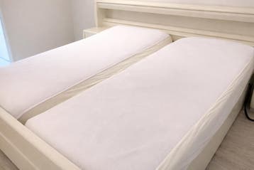 Tweepersoonsbed verstelbaar 180x200 met matrassen