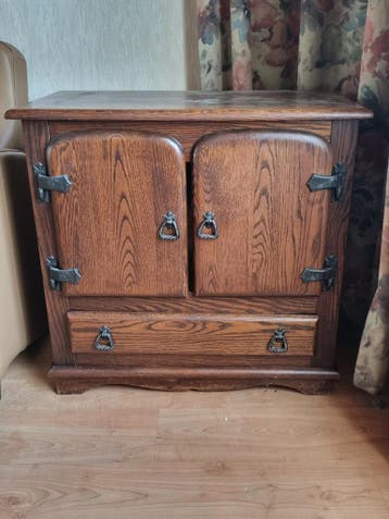 Robuust eiken tv-kastje met landelijke uitstraling