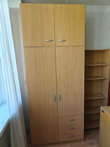 Drie hoge kledingkasten