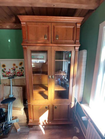 Gratis kast met glazen deuren en opbergruimte