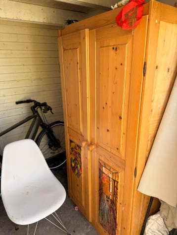 Houten kast met deuren en planken, handgeschilderd