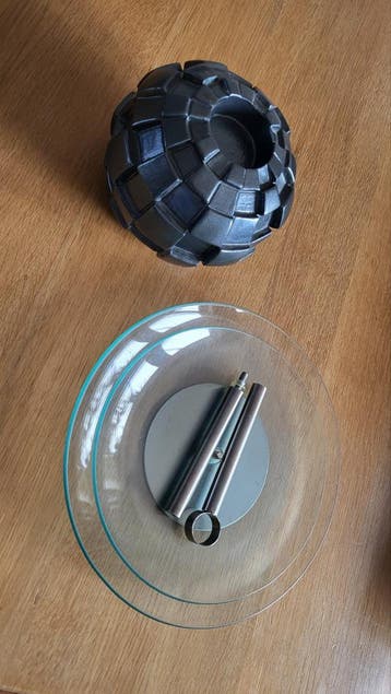 Gratis afhalen. Theelichthouder en etagere met klein barstje