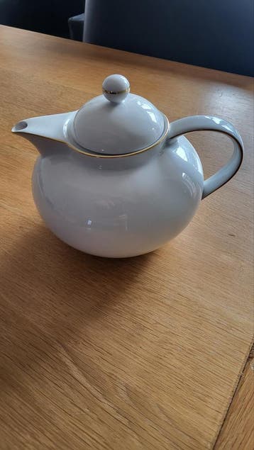Elegante witte theepot met gouden accenten