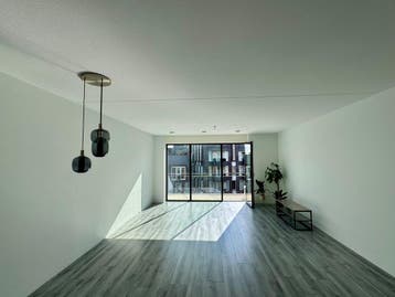 GRATIS Laminaat vloer grijs ongeveer 70m2