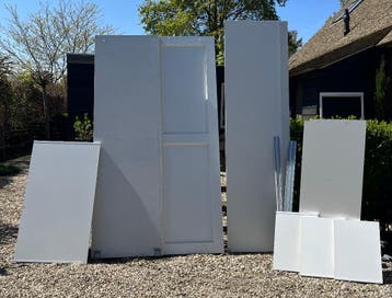 GRATIS - 2x Kast met schuifdeur incl accessoires en schappen