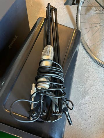 Devine Microfoon met tafelstandaard - voor zang & streaming