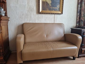 Comfortabele tweezitsbank in beige leer