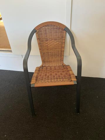 4 hele nette wicker stapelbare stoelen