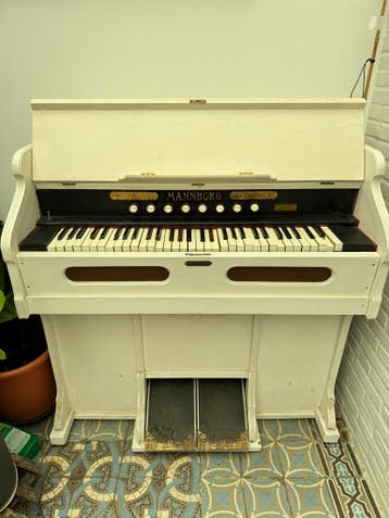 Mannborg Harmonium gratis voor onderdelen/restauratie