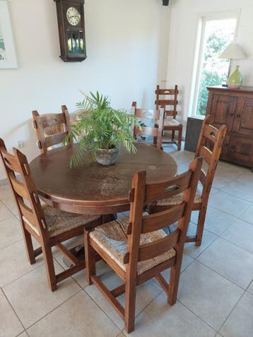 Ronde houten eettafel met 6 stoelen