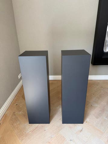 Set van 2 zwarte pilaren/sokkels