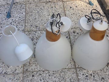 3 Witte Hanglampen: 2 Metaal/Staal, 1 Plastic