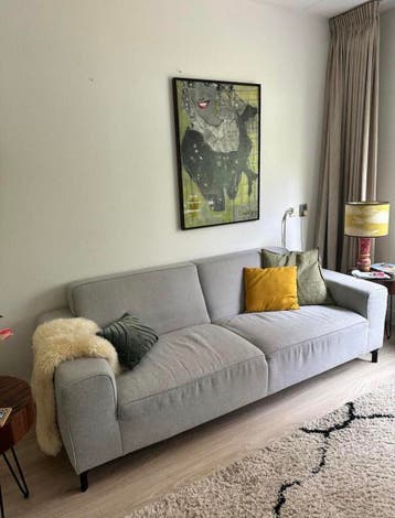 Mooie bank lichtgrijs Loods5, gratis af te halen