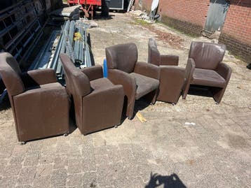 5 gratis stoelen - bruin, hebben een schoonmaakbeurt nodig