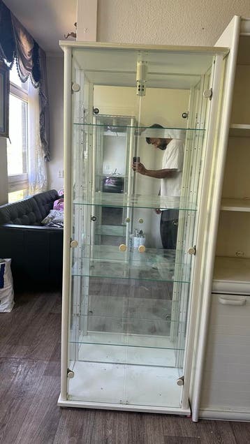 Gratis vitrinekast met glazen planken