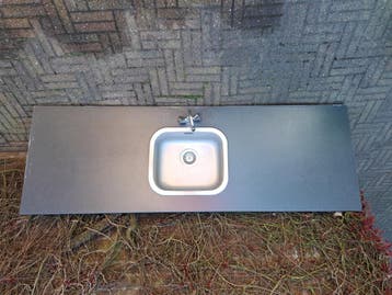 Keukenblad met spoelbak en kraan