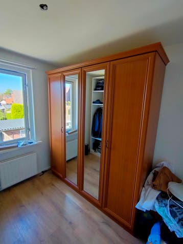 Gratis kledingkast met 4 planken en 2 roedes