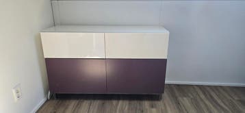 Dressoir hoogglans wit met paarse deurtjes (DIY)