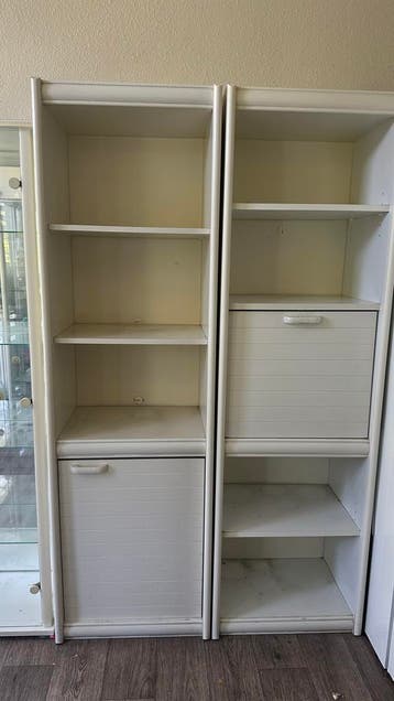Gratis: Witte boekenkast met roldeuren en planken