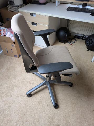Bureaustoel

Met gebruikssporen Gratis
